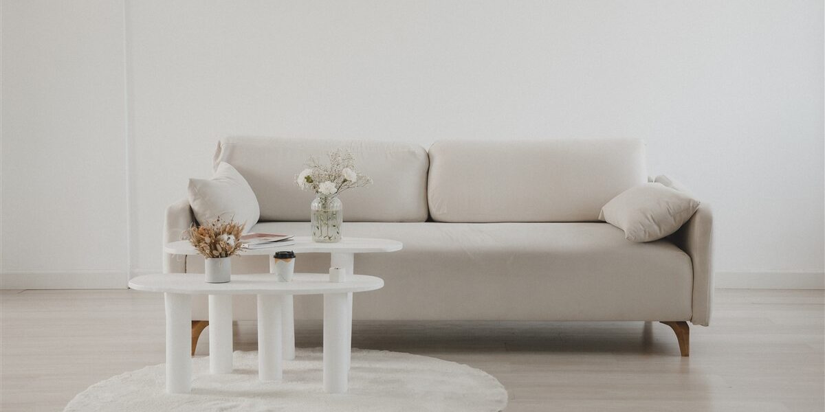 table basse blanc laqué pour un salon épuré