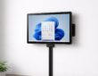 découvrez comment fixer facilement votre tablette windows au mur avec un support vesa adapté et un système de passage de câbles pour un espace de travail organisé et esthétique.