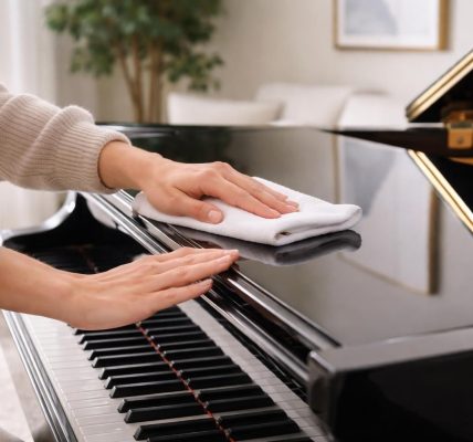 découvrez pourquoi il est crucial de maîtriser le nettoyage d'un piano laqué noir pour préserver sa beauté, sa brillance et sa longévité.