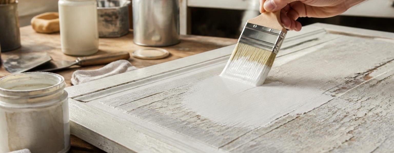 découvrez comment peindre du bois déjà peint sans poncer grâce à notre guide diy simple et efficace. transformez vos meubles en un projet facile et rapide à ne pas manquer !