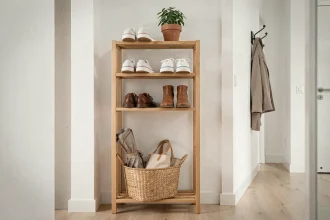 Rangement chaussures minimaliste dans une entrée avec meuble à chaussures en bois et panier osier sur parquet clair